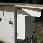 Camping Box – detalle de las bisagras y elementos estructurales de la cocina de camping