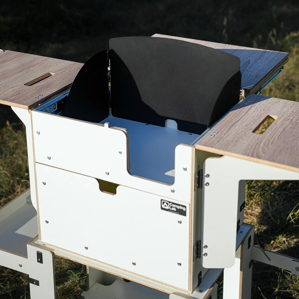 Camping Box – cocina de camping desplegada con paravientos metálico