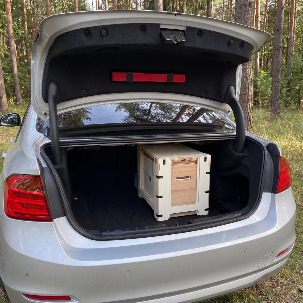 Camping Box Mini en el maletero – cocina de camping compacta en posición de transporte