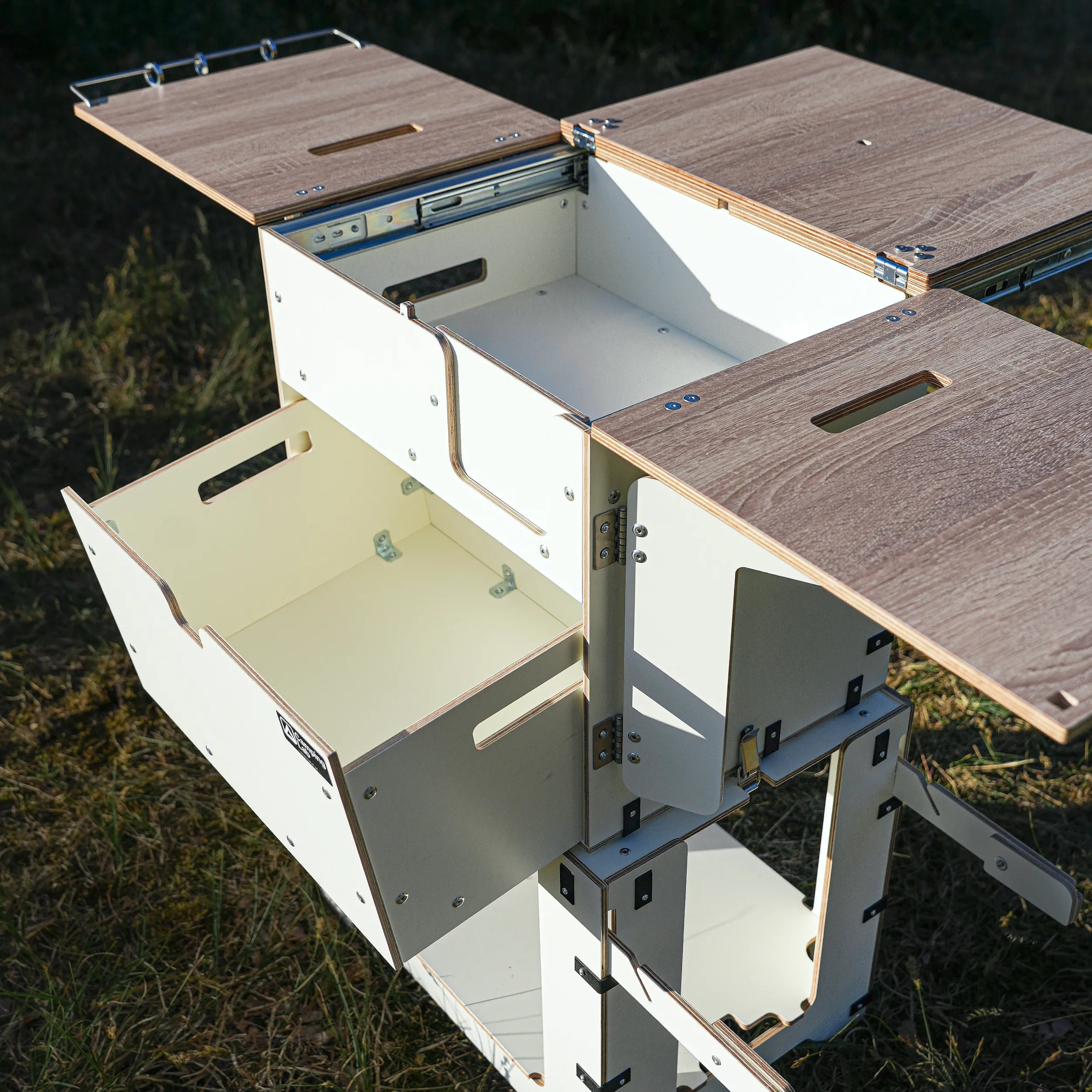 Camping Box Mini z wysuniętą szufladą i miejscem na akcesoria kuchenne