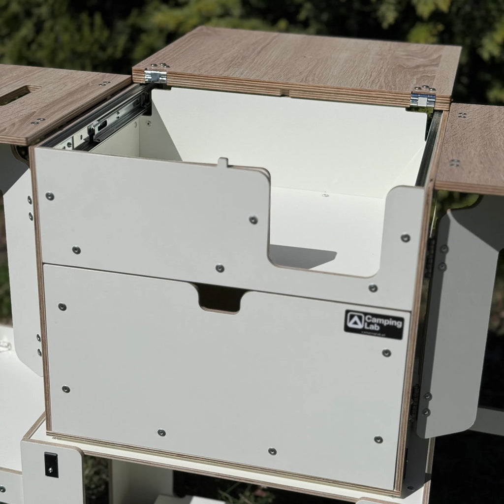Camping Box – detalle del panel frontal y del compartimento de la cocina de camping