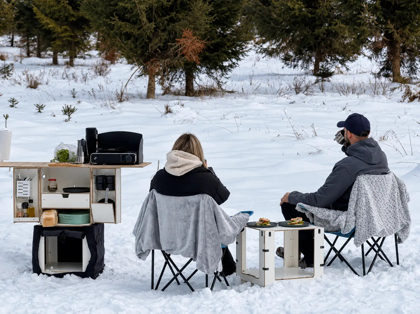 Campingkeuken van Camping Lab tijdens een winterkampeertocht in het bos