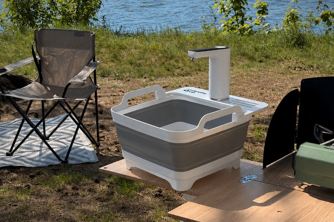 Fregadero de camping plegable en un camping junto al agua