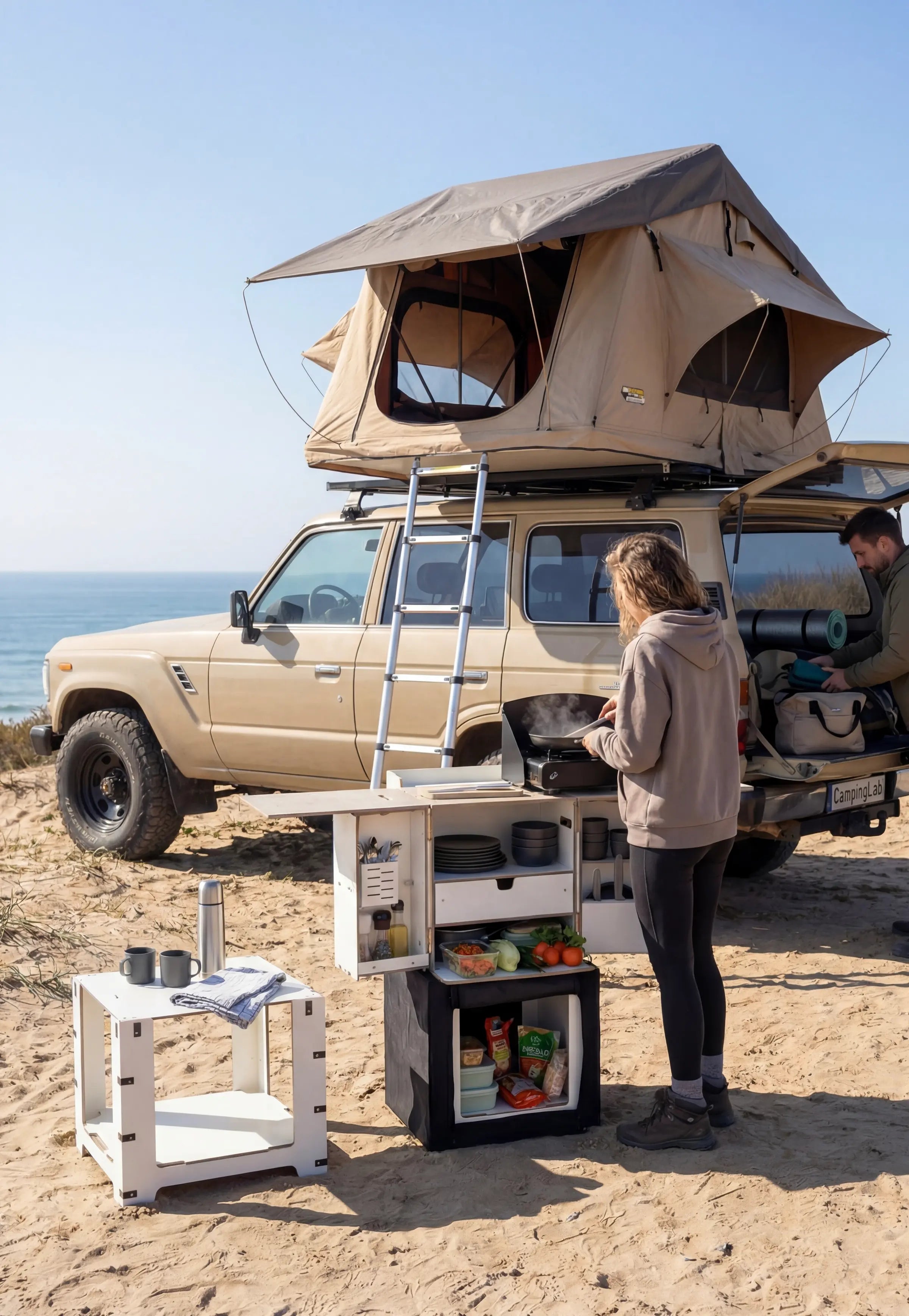 Cocina de camping autónoma Camping Box en la playa durante un viaje overland