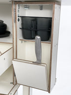 Interieur van de campingkeuken – organizer voor messen en bekers in de uitklapbare Camping Box